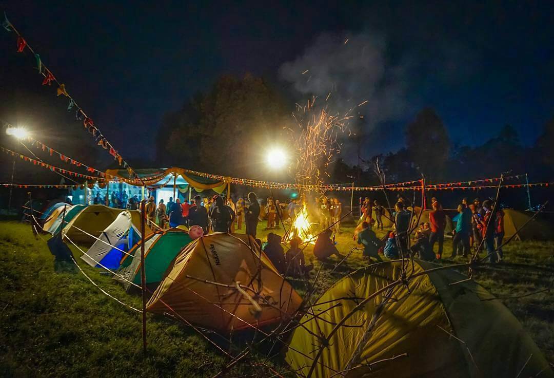 Acara api unggun saat camping